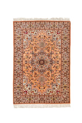 Alfombra  con fondo beige, rosado, diseño central simétrico en tonos marrón, burdeos y crema, y una guarda floral beige con detalles en rojo.