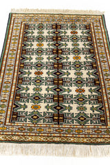 Vista angular de la alfombra que resalta su estructura repetitiva en columnas verticales con motivos en verde y mostaza.
