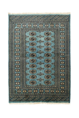 Vista completa de una alfombra Bukhara en tonos celeste y negro, con diseño repetitivo de motivos geométricos tradicionales sobre fondo celeste.
