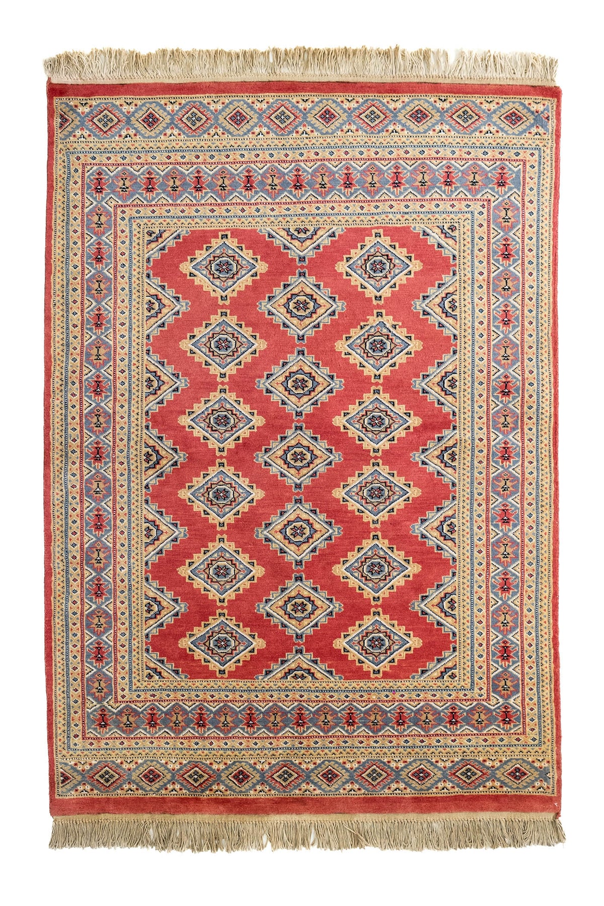 Vista superior de alfombra oriental con fondo rojo y patrón repetido de diamantes en azul claro, beige y negro.