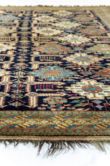 Toma lateral de la alfombra destacando el relieve del tejido y la precisión de los patrones en azul claro y crema.