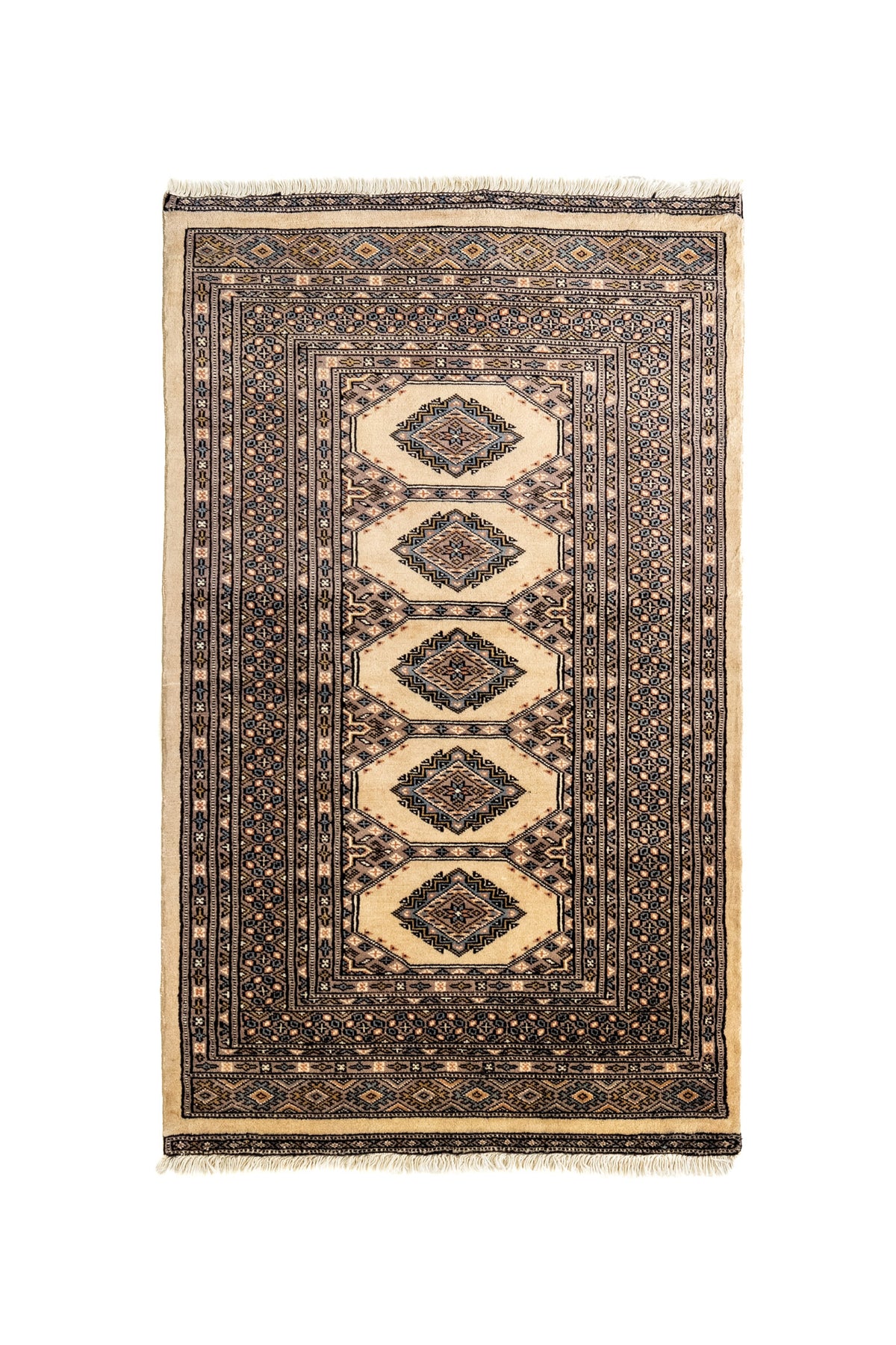 Vista frontal completa de alfombra oriental con fondo crema y motivos geométricos en azul y marrón.