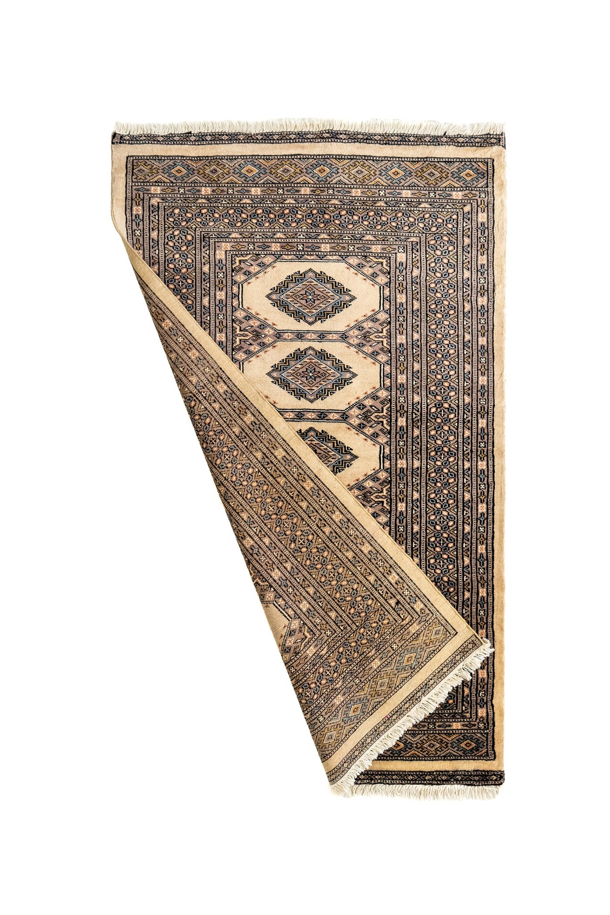 Alfombra oriental parcialmente doblada mostrando el reverso y detalles de la trama artesanal.