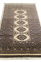 Vista en ángulo de la alfombra oriental resaltando los patrones centrales y la simetría del diseño.