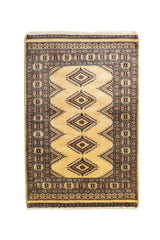Vista superior completa de una alfombra oriental con fondo beige y patrones romboidales alineados en el centro.