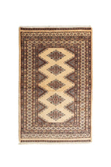 Vista frontal de alfombra oriental con fondo beige y figuras geométricas en forma de diamante en tonos terracota y azul.