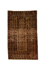 Vista completa de una alfombra oriental en tonos tierra con diseño rectangular central y patrones tribales simétricos.