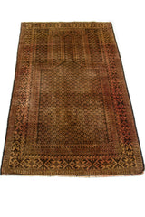 Perspectiva lateral de la alfombra oriental, mostrando su textura densa y el contraste entre el fondo oscuro y los bordes decorativos.