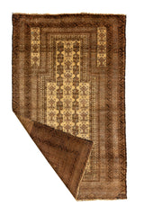 Vista frontal completa de alfombra oriental con patrón geométrico en tonos marrón y beige