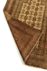 Detalle del borde y reverso de la alfombra oriental con tramas finas y motivos tribales