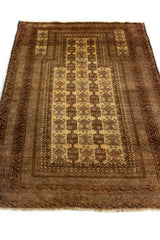 Perspectiva angular de la alfombra oriental extendida, mostrando la riqueza de su diseño central y bordes