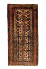 Vista superior completa de una alfombra oriental con diseño simétrico de ramas florales sobre fondo beige y bordes en tonos rojo oscuro y marrón.