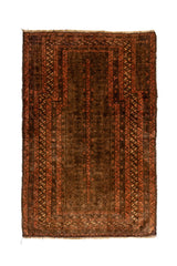 Vista superior completa de una alfombra oriental de base marrón oscuro con bordes en rojo y patrones geométricos en amarillo y granate.