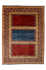 Alfombra oriental con tres paneles rectangulares de fondo liso en tonos burdeos y azul, enmarcados por una guarda decorativa de motivos geométricos sobre fondo beige.