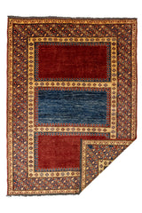Vista completa de la alfombra con una esquina doblada, revelando el reverso y el tejido artesanal del borde.