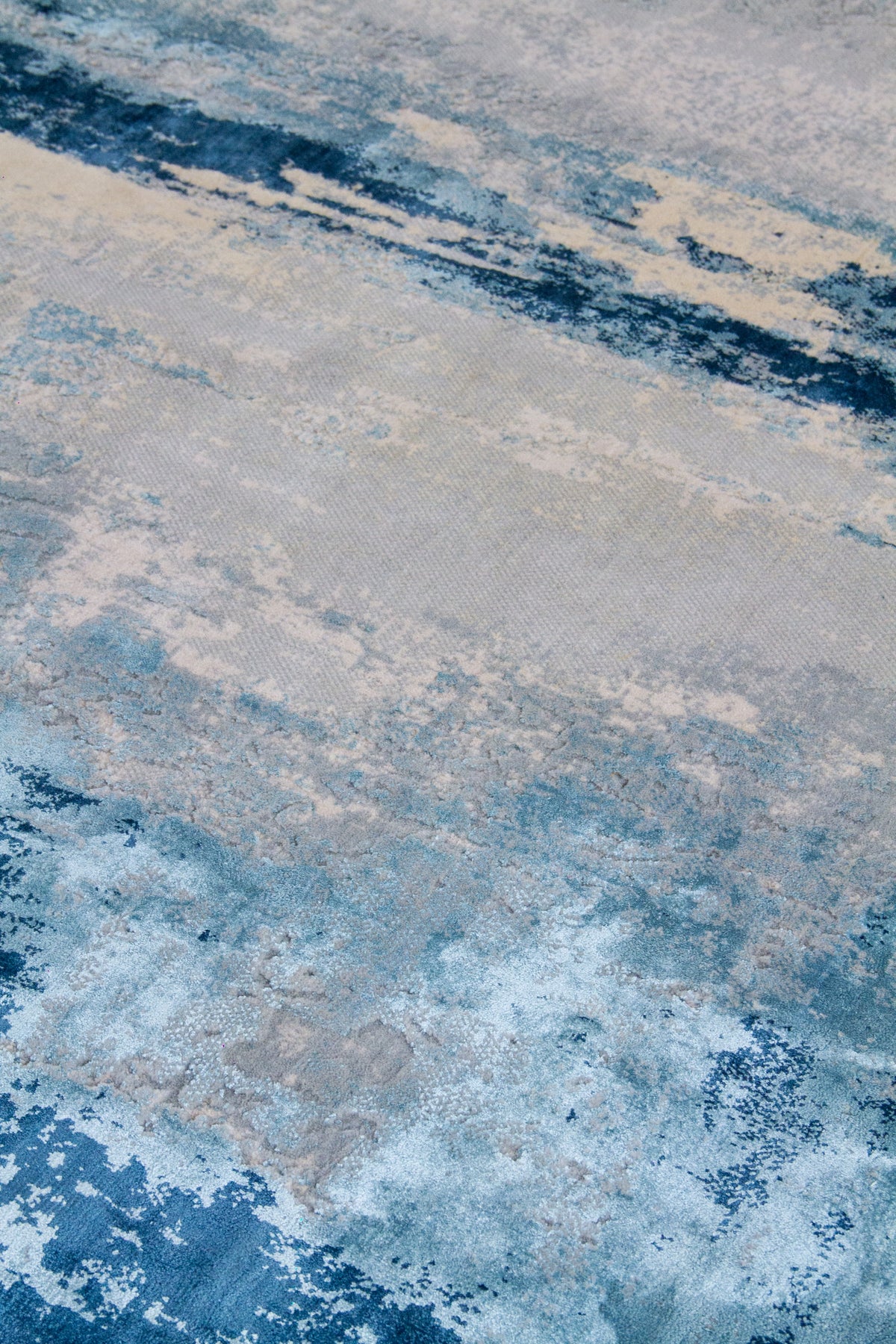 Detalle de textura de alfombra abstracta azul con relieve y tonos grises