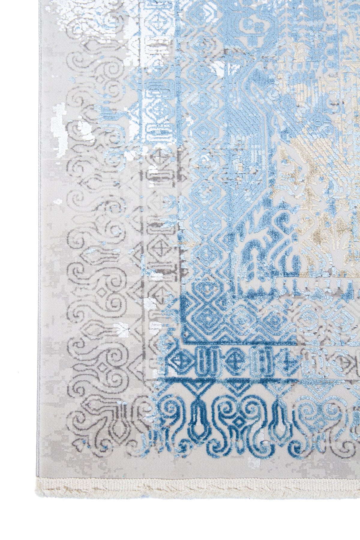 Detalle de guarda de alfombra Palace Blue con motivos geométricos en celeste y gris 