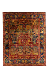 Detalle de alfombra oriental doblada con guarda azul y rosado, motivos florales y flecos beige.