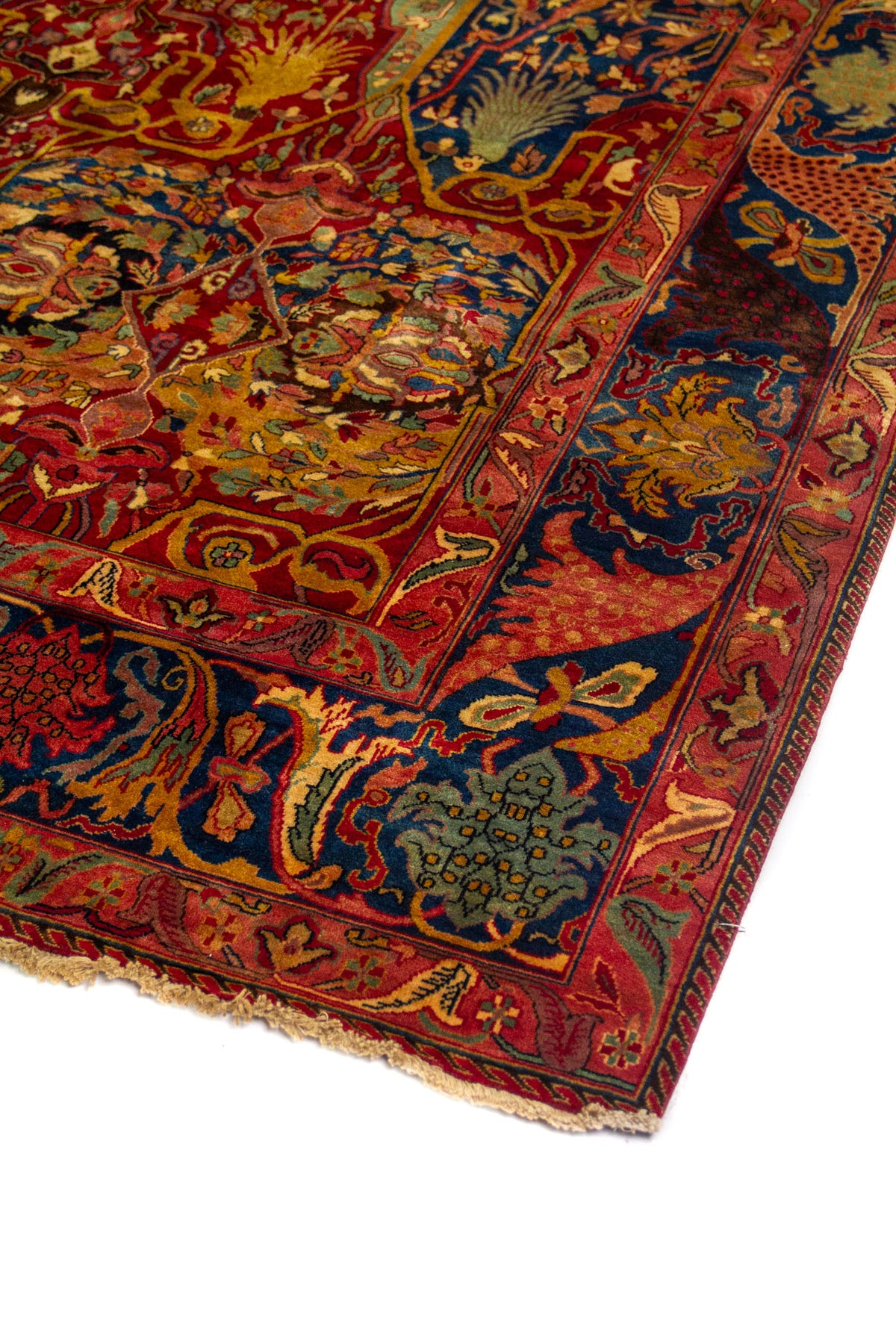 Alfombra oriental con una esquina levantada, mostrando el reverso, el espesor del tejido y la riqueza del diseño.