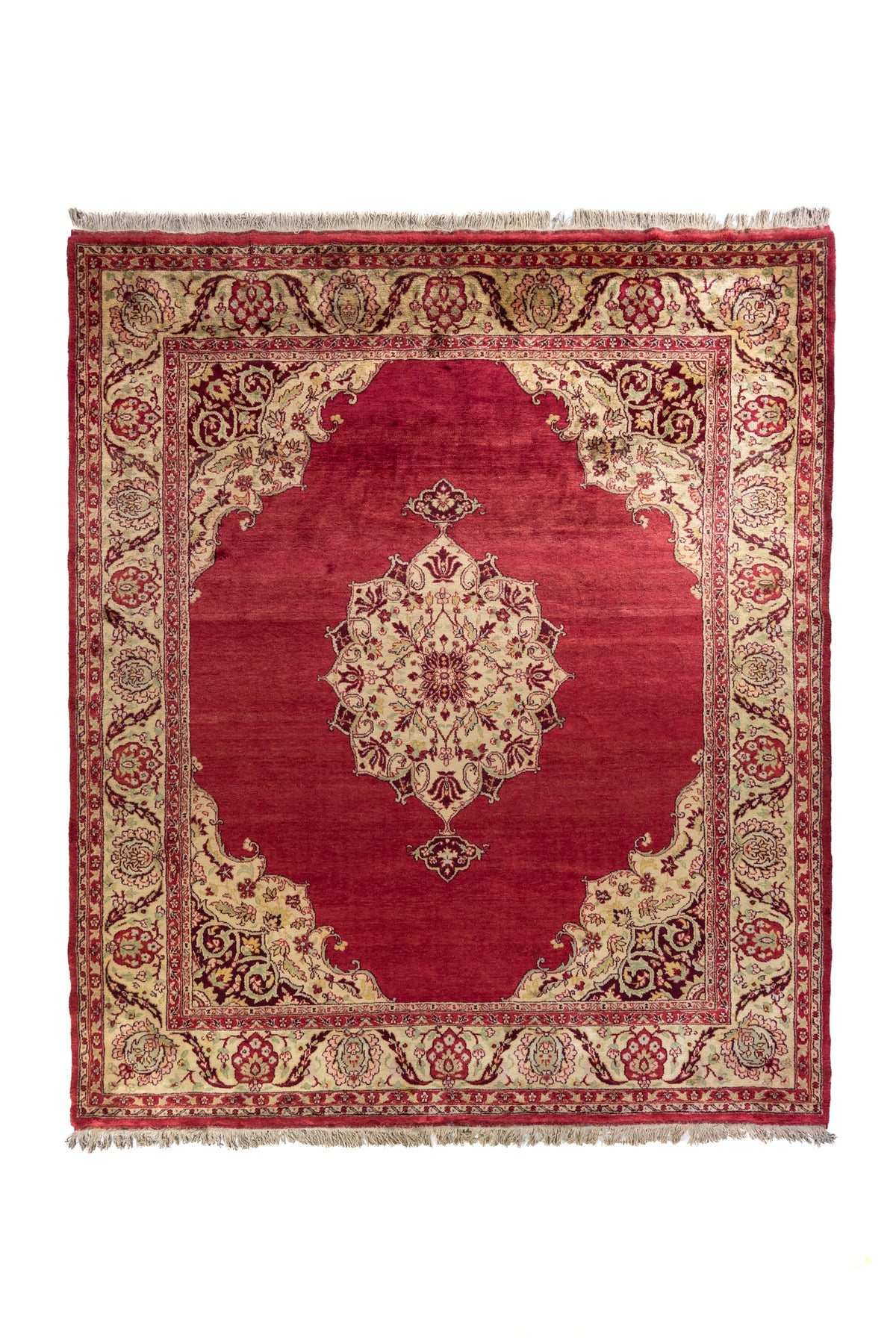 Alfombra clásica oriental en rojo con medallón central marfil y guarda floral beige, vista superior.