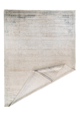 Alfombra rectangular Shadow doblada con textura suave y diseño abstracto en tonos neutros