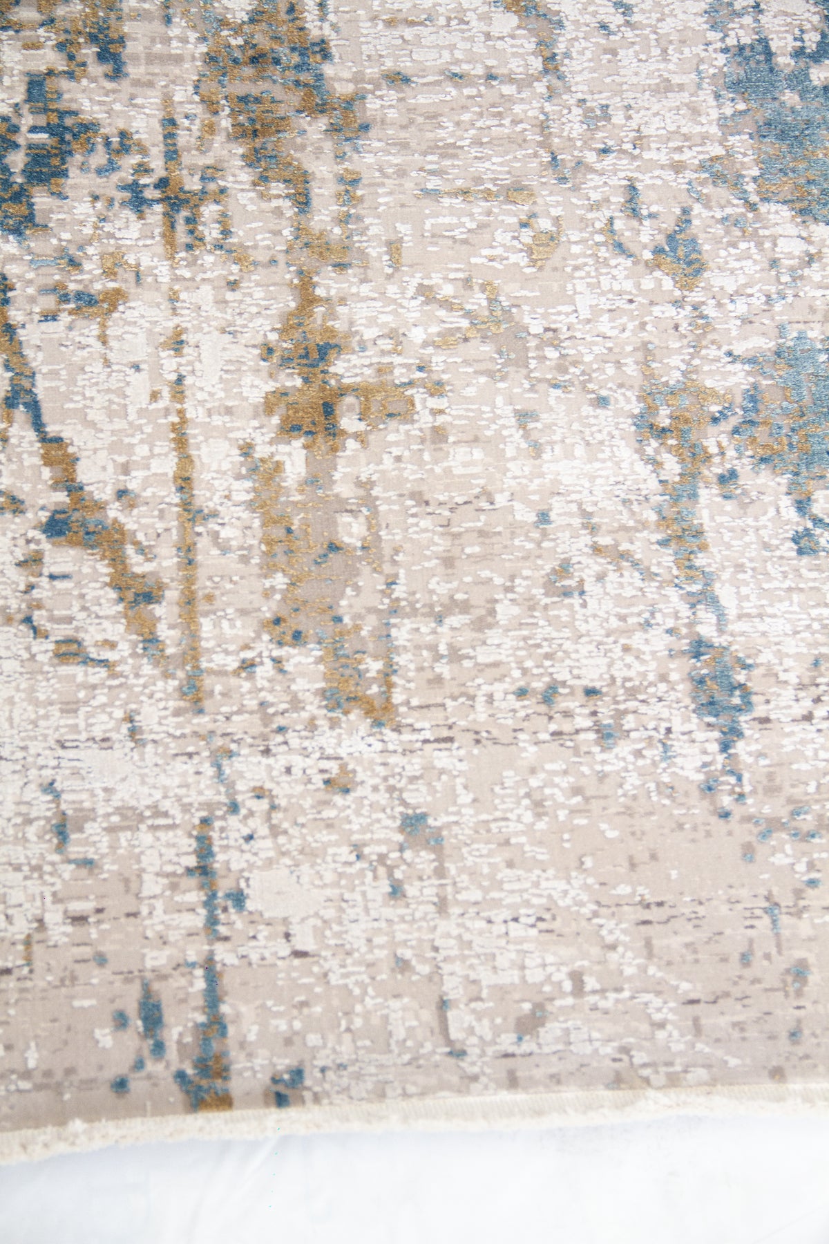 Detalle de textura de alfombra abstracta gris con acentos celestes.