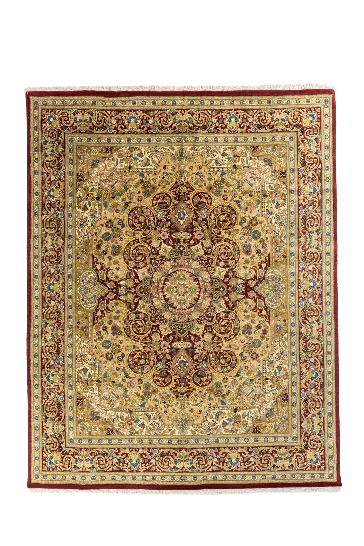 Alfombra clásica estilo oriental con medallón central, campo beige y guarda rojo, vista completa