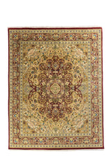 Alfombra clásica estilo oriental con medallón central, campo beige y guarda rojo, vista completa