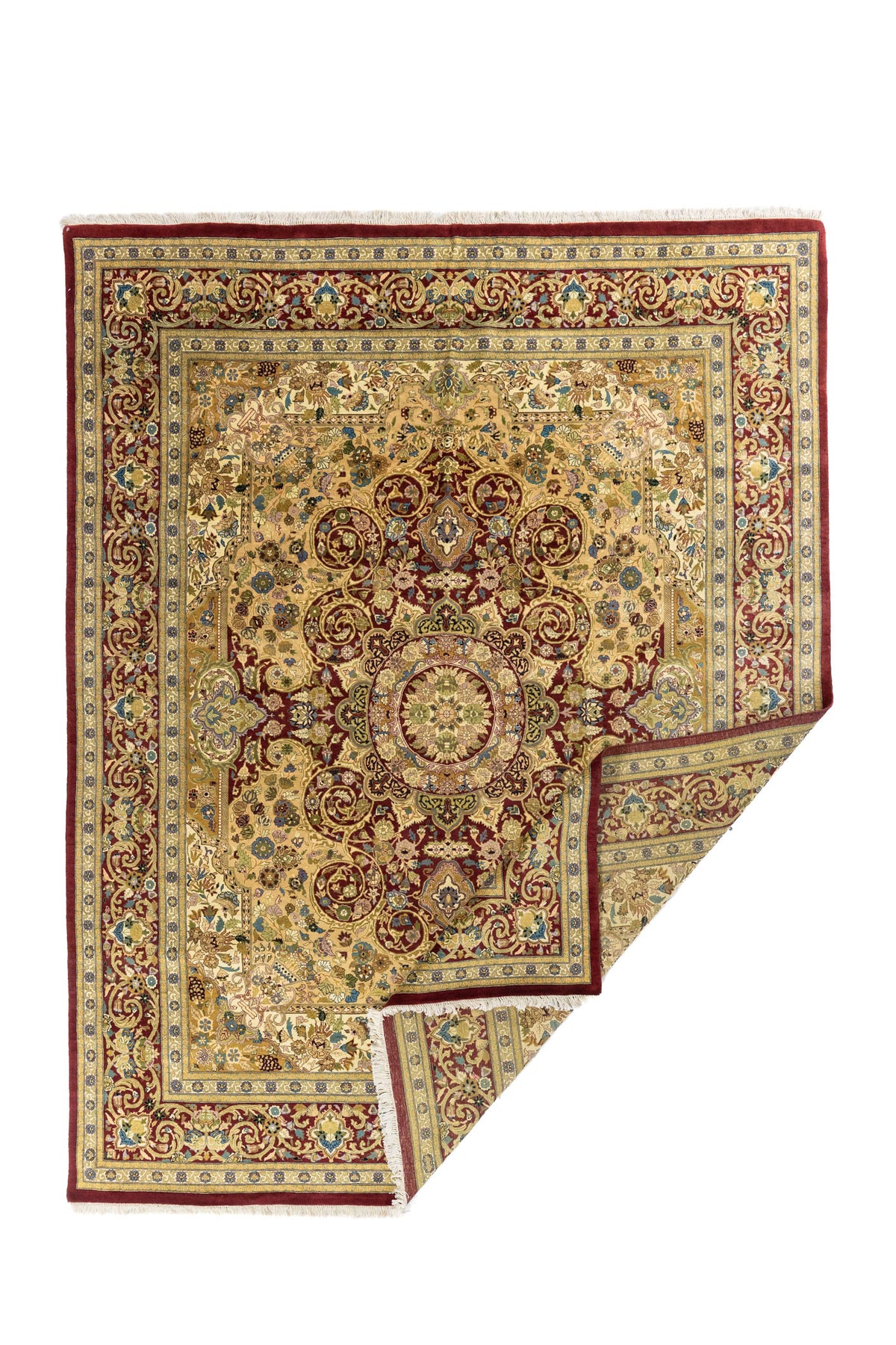 Alfombra clásica con esquina doblada mostrando el reverso, medallón central y borde rojo con motivos florales