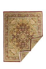 Alfombra clásica con esquina doblada mostrando el reverso, medallón central y borde rojo con motivos florales