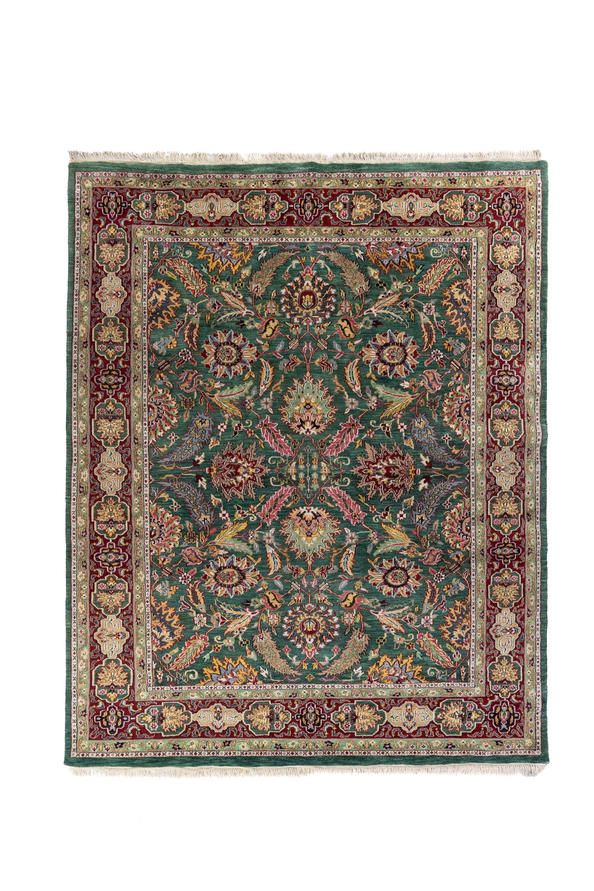 Alfombra oriental de fondo verde con diseño floral simétrico y guarda roja, vista completa frontal.