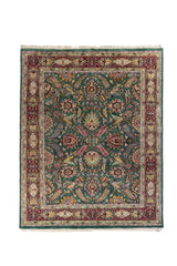 Alfombra oriental de fondo verde con diseño floral simétrico y guarda roja, vista completa frontal.