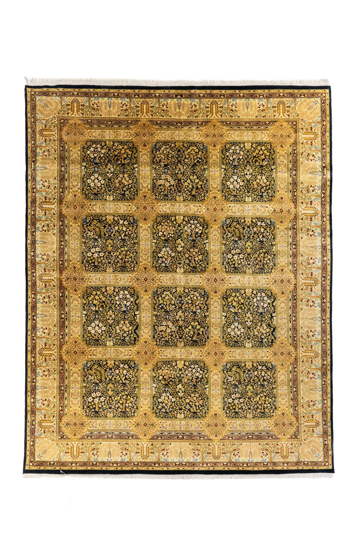 Alfombra clásica rectangular de estilo oriental en tonos dorado, beige y negro, con diseño de paneles florales y guarda decorativa marfil.