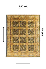 Alfombra oriental rectangular con medidas visibles de 2,40 x 3,05 metros, diseño de paneles florales y guarda decorativa clásica.