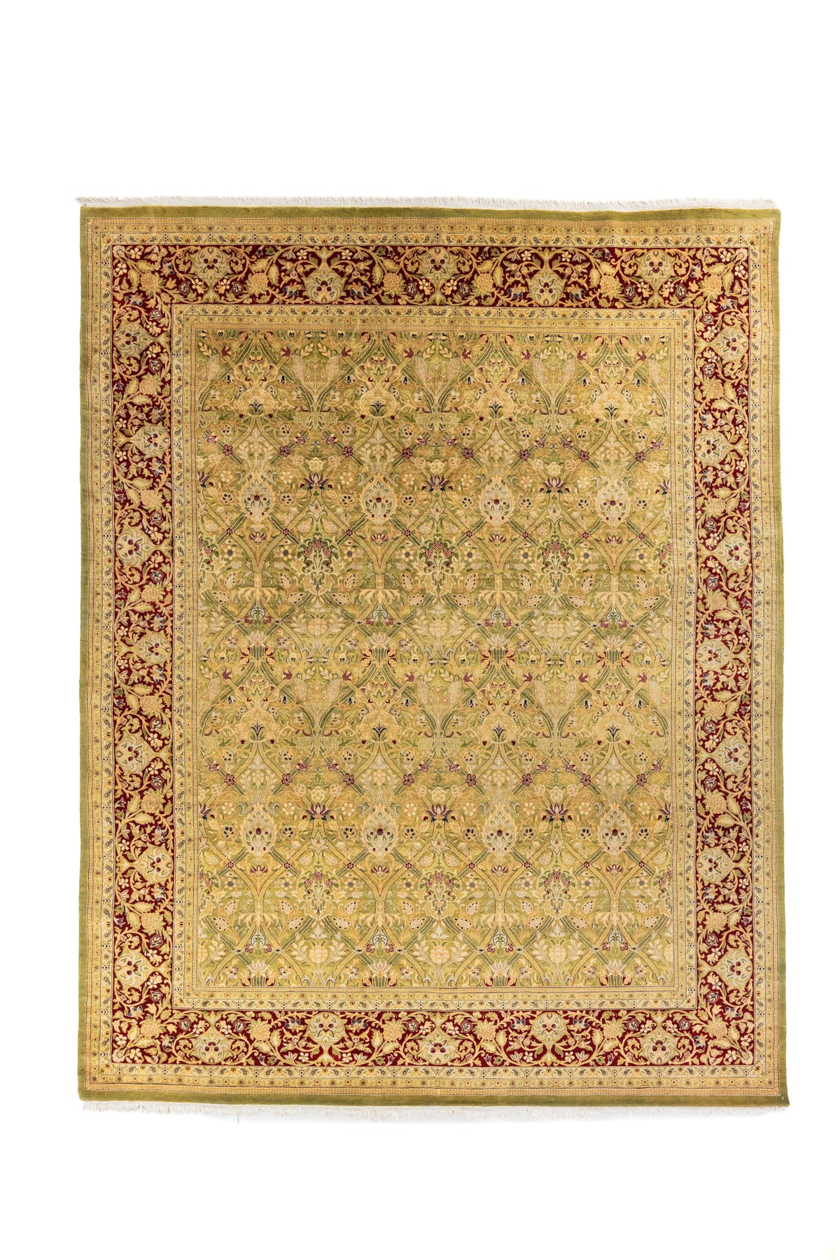 Alfombra clásica oriental de gran formato con campo central verde oliva, borde floral rojo vino y flecos beige.