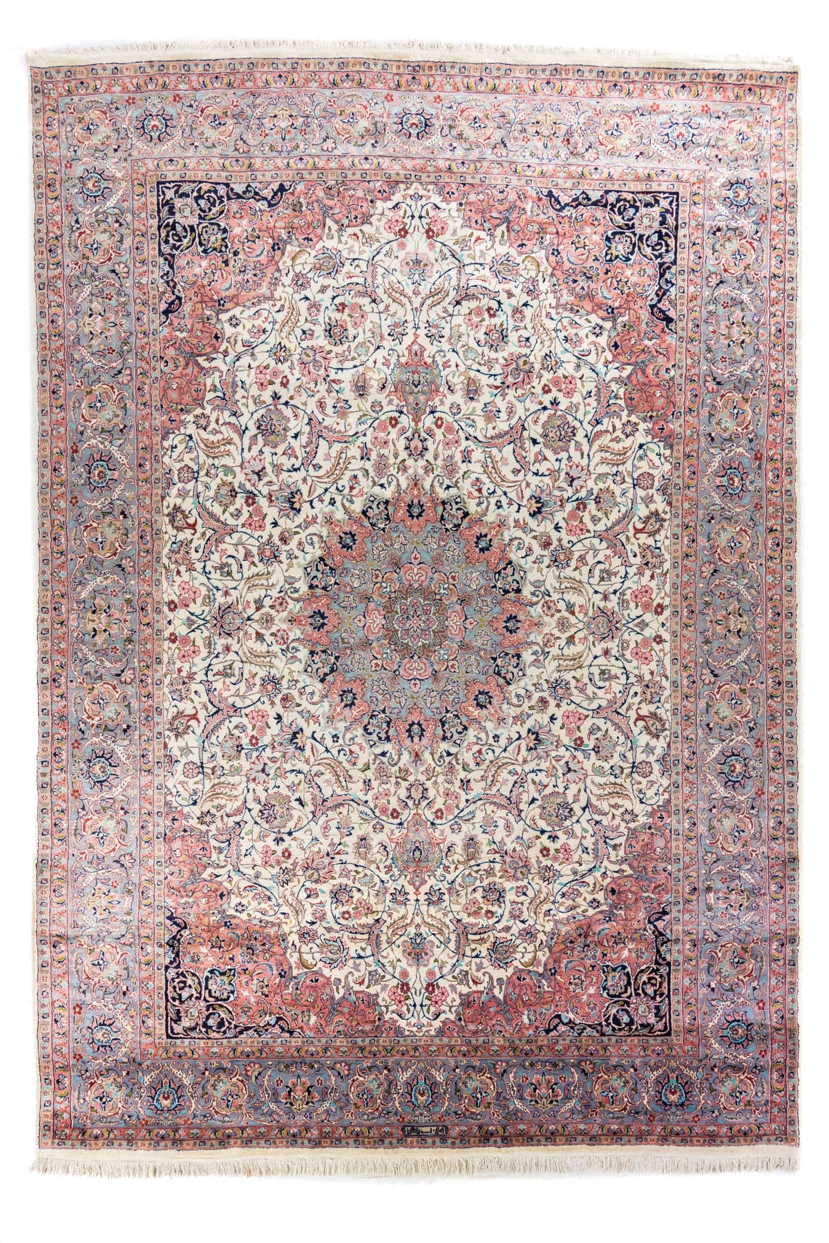 Alfombra clásica de estilo persa en tonos marfil, azul y rosado con medallón central floral y guarda ornamental detallada.