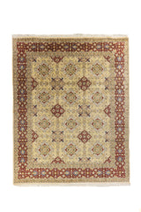 Alfombra clásica de diseño floral en tono beige con guarda roja vino y detalles azul claro, vista completa frontal.