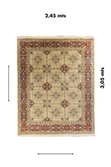Alfombra clásica floral con medidas 2,45 x 3,05 metros, en tonos marfil, beige y rojo vino.