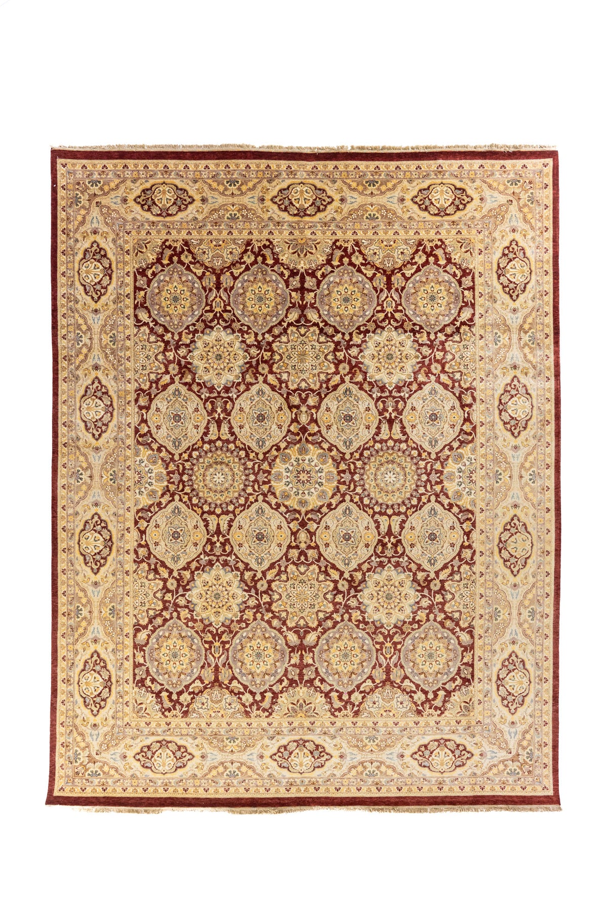 Alfombra clásica oriental en tonos rojo vino y beige, con diseño floral y medallones repetidos, vista completa frontal.