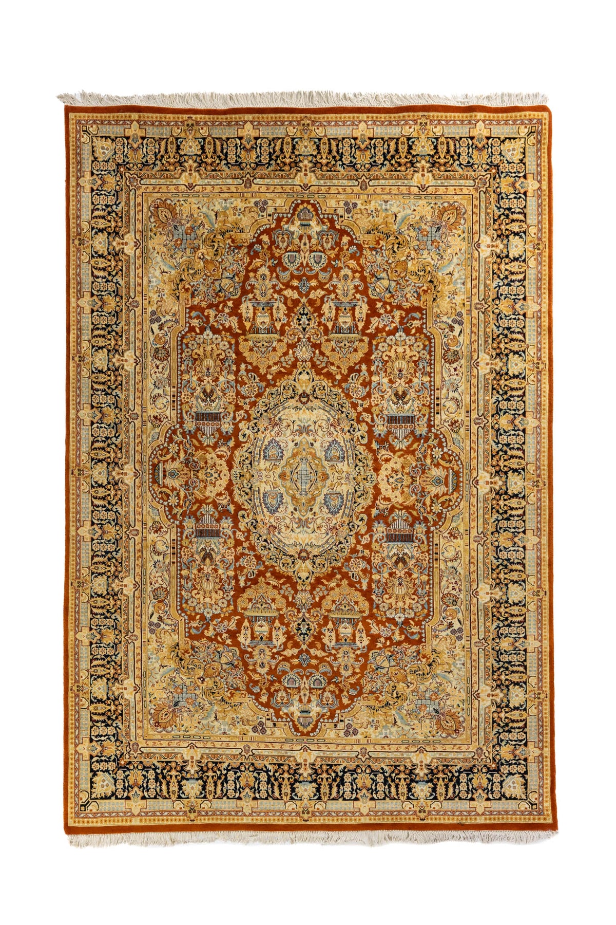 Alfombra de estilo clásico persa con medallón central y diseño floral detallado en tonos rojo, beige, azul y dorado.