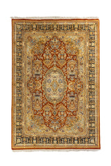 Alfombra de estilo clásico persa con medallón central y diseño floral detallado en tonos rojo, beige, azul y dorado.