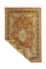 Alfombra clásica persa con esquina levantada mostrando el reverso del tejido y los flecos, destacando su elaboración artesanal.