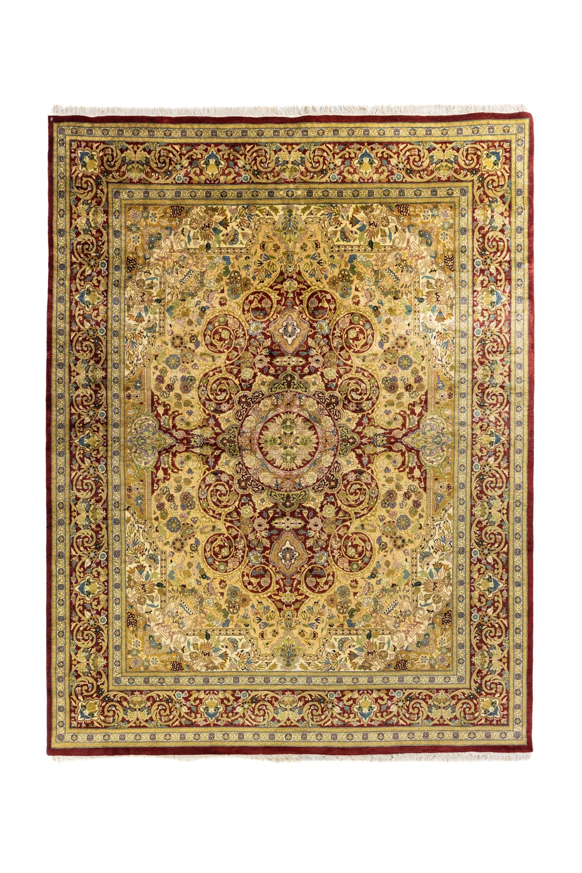 Alfombra clásica de estilo persa con medallón central ornamentado y motivos florales sobre fondo beige con bordes rojos.