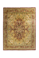 Alfombra clásica de estilo persa con medallón central ornamentado y motivos florales sobre fondo beige con bordes rojos.