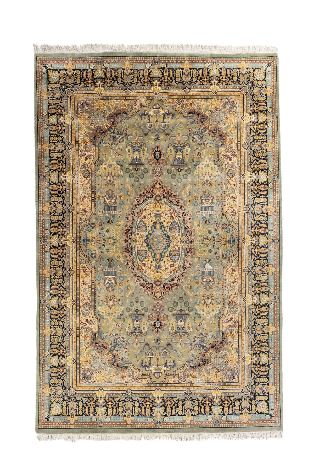 Alfombra clásica de inspiración oriental en tonos celeste, beige, azul oscuro y dorado, con medallón central ornamental y guarda floral
