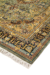 Detalle de esquina de alfombra clásica con borde floral azul oscuro, centro celeste y flecos color beige