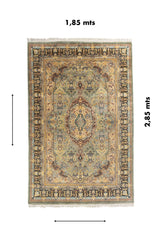 Alfombra rectangular de 1,85 x 2,85 metros con diseño clásico oriental, medallón central y paleta en celeste, beige, azul oscuro y dorado