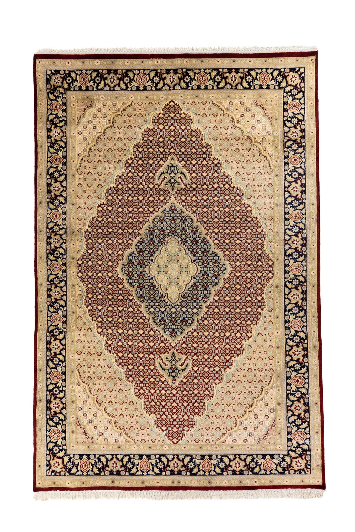 Alfombra clásica de inspiración oriental con fondo beige, gran medallón central en tonos burdeos y azul marino, y guarda floral en azul oscuro y blanco suave .