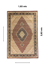 Alfombra clásica de estilo oriental con medidas señaladas de 1.85 mts de ancho por 2.83 mts de largo.