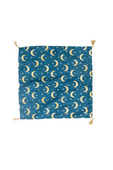 Tela grande de almohadón Kayseri celeste con diseño de lunas doradas